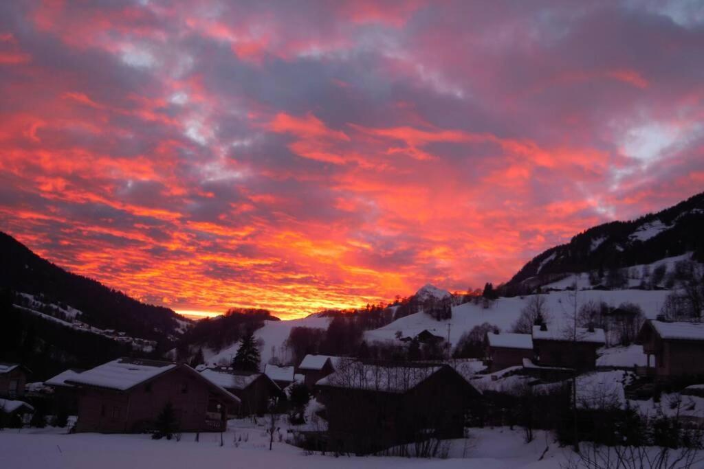 A4 Km De Megeve Tres Joli Studio Avec Jacuzzi ,Vue Sur Les Montagnes Au Calme Praz-sur-Arly Εξωτερικό φωτογραφία